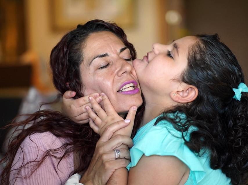 Eli es una niña cariñosa que busca el contacto con su madre constantemente.