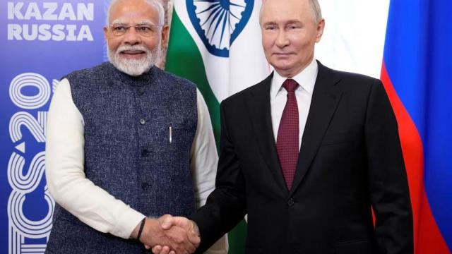 Putin y Modi se saludan en la cumbre de los BRICS en Kazán, Rusia, en octubre de 2024.