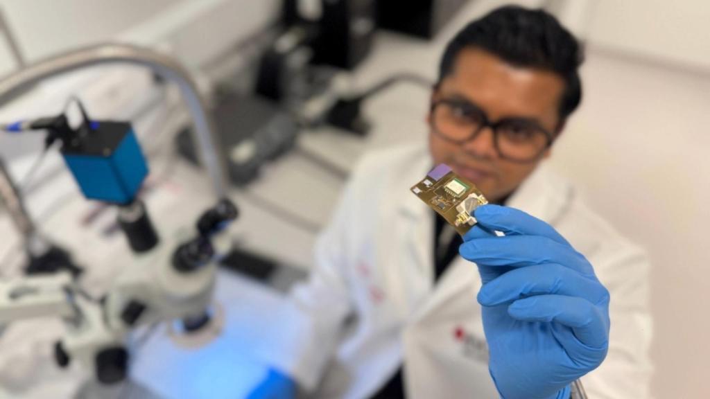 El ingeniero  Peter Francis Mathew Elango mostrando el dispositivo para monitorizar heridas