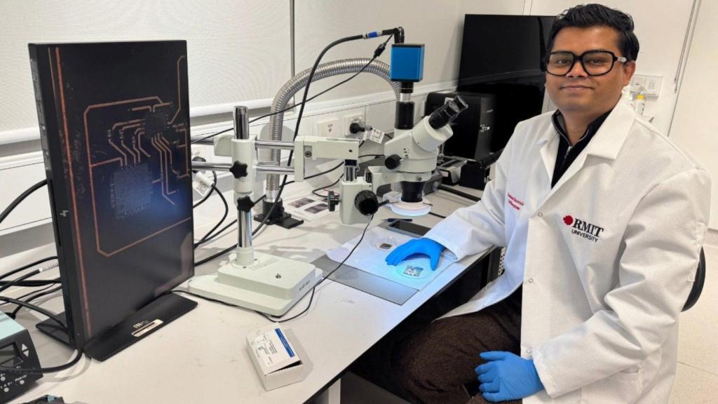 Peter Francis Mathew Elango en el laboratorio de la RMIT University