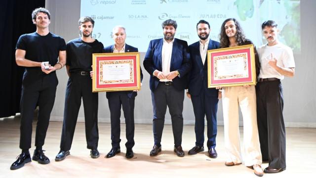 López Miras, este martes, entregando el Castillete de Oro al grupo cartagenero Arde Bogotá y al periodista Vicente Vallés.