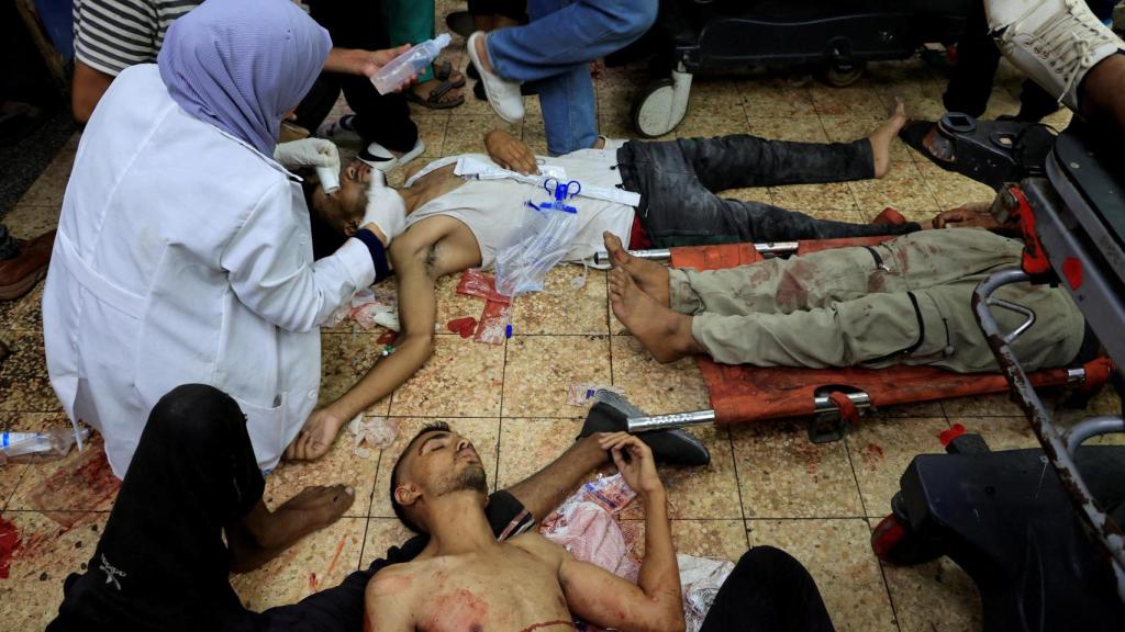 Gazatíes heridos por fuego israelí este martes cuando acudían a un centro de reparto de ayuda humanitaria.