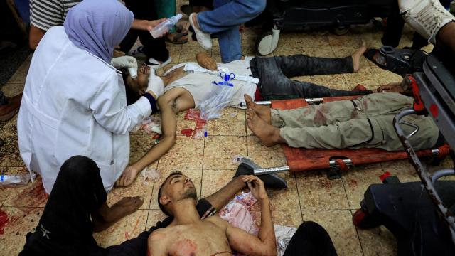 Gazatíes heridos por fuego israelí este martes cuando acudían a un centro de reparto de ayuda humanitaria.