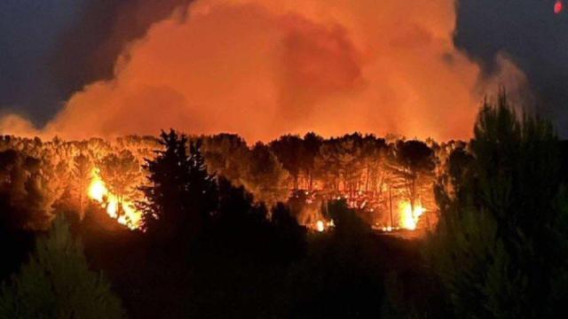 Incendio en  Corbières, cerca de Narbona, en el sur de Francia.