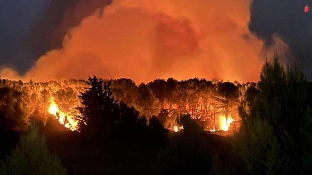 Incendio en  Corbières, cerca de Narbona, en el sur de Francia.