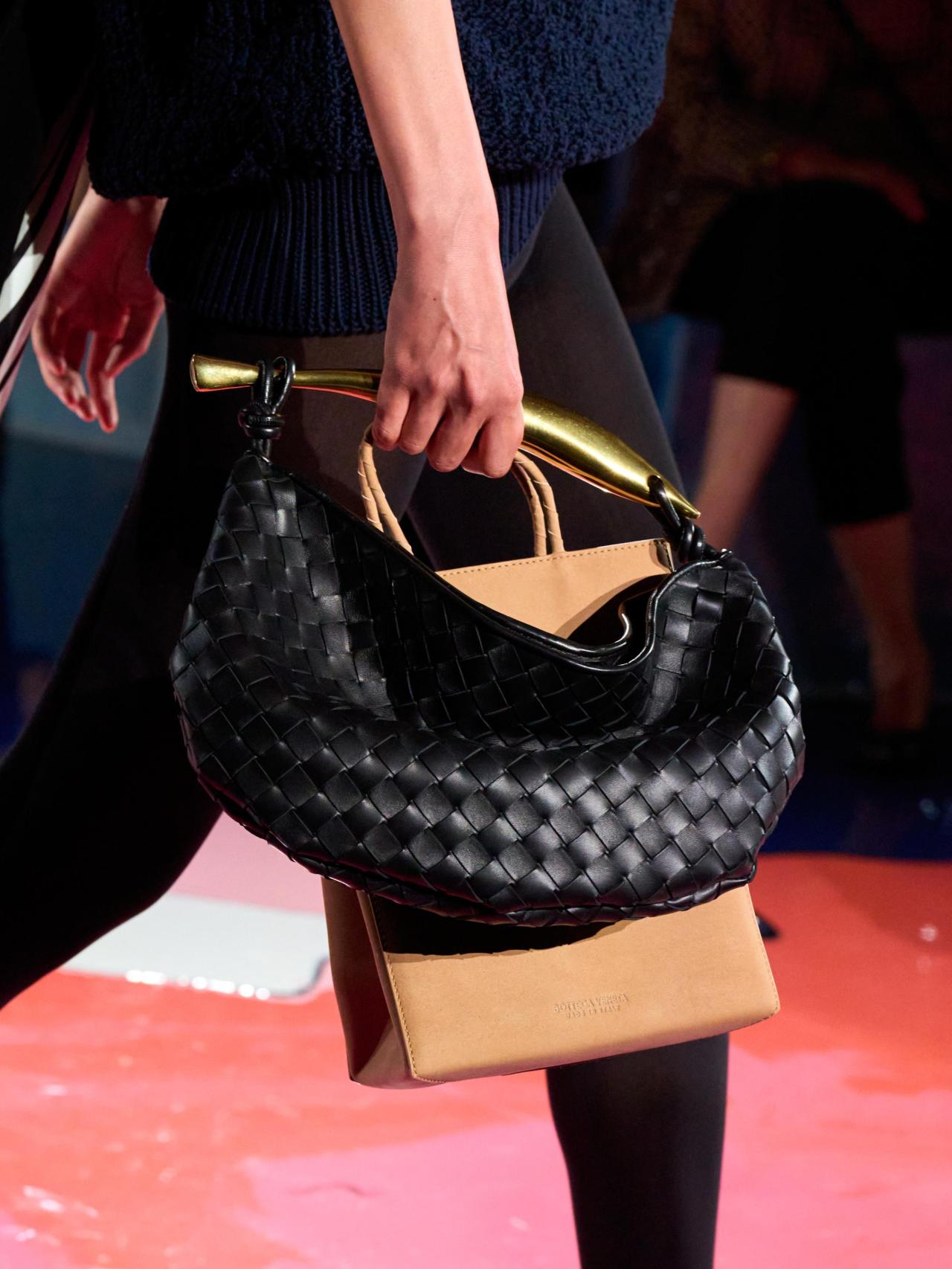 Detalle del bolso en la colección primavera-verano 2023 de la firma.