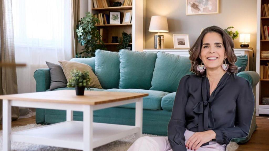 Montaje de María del Valle y un salón con sofá.