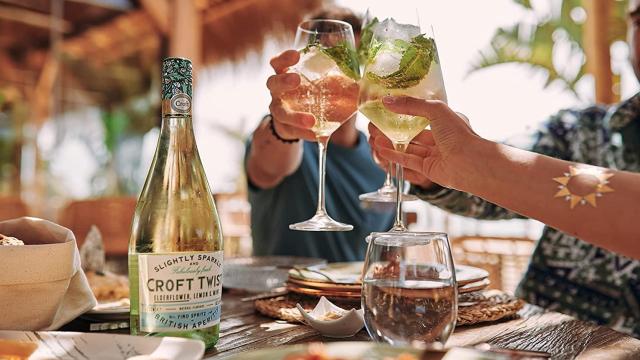 Twists y spritz elaborados con vino triunfan este verano