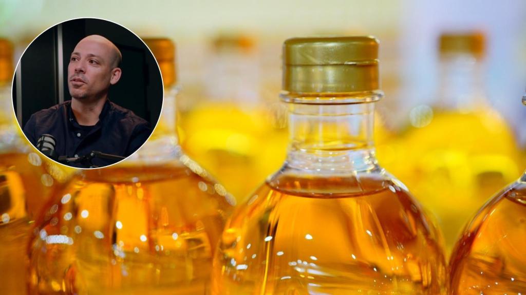 Botellas de aceite de oliva en el supermercado y el chef Daniel García Peinado.