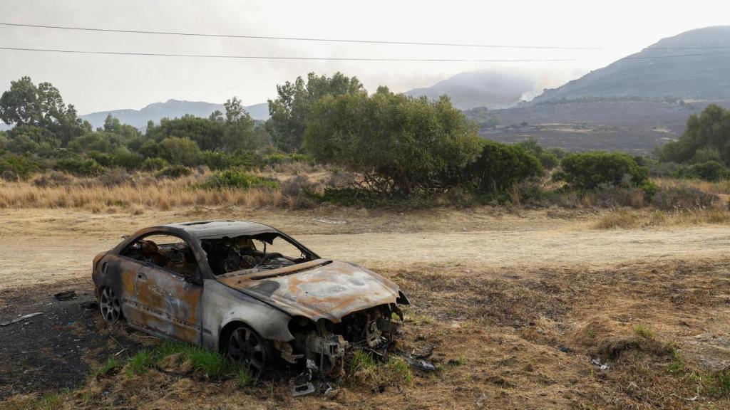 Un coche calcinado tras el incendio de Tarifa.