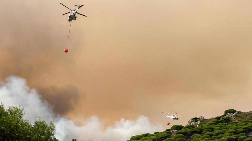 Imagen de un helicóptero trabajando en las labores de extinción del incendio.