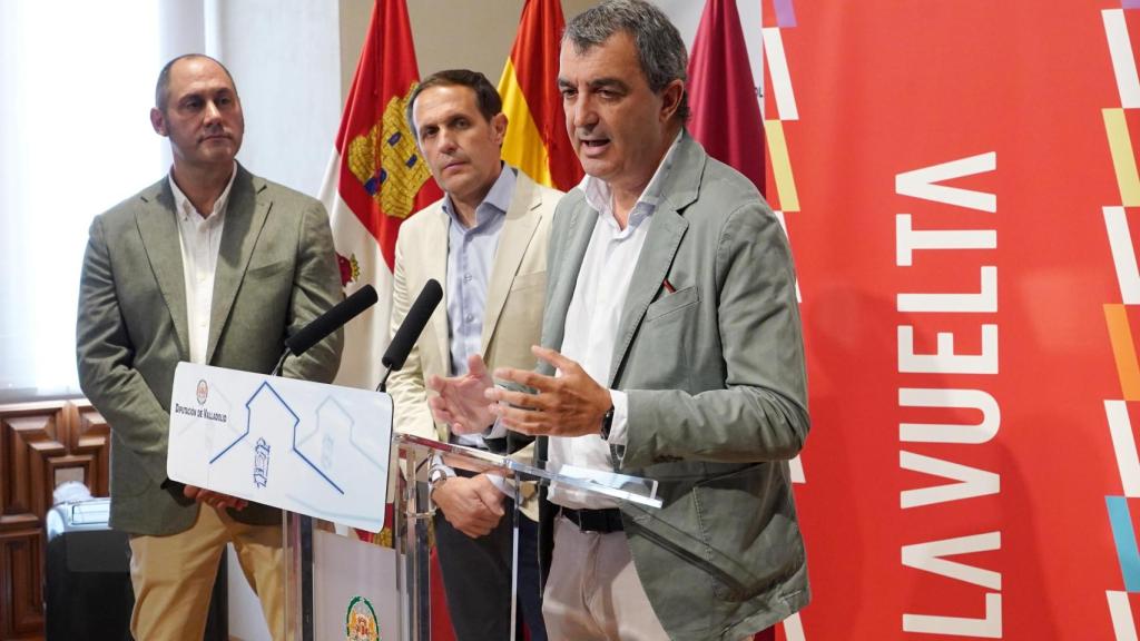 El director de la Vuelta Ciclista a España, Javier Guillén, presenta junto al presidente de la Diputación, Conrado Íscar, y el alcalde de Rueda, José Ignacio Pérez, presentan el trayecto por la provincia y con salida de una de las etapas en Rueda.