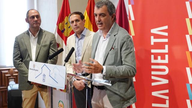 El director de la Vuelta Ciclista a España, Javier Guillén, presenta junto al presidente de la Diputación, Conrado Íscar, y el alcalde de Rueda, José Ignacio Pérez, presentan el trayecto por la provincia y con salida de una de las etapas en Rueda.