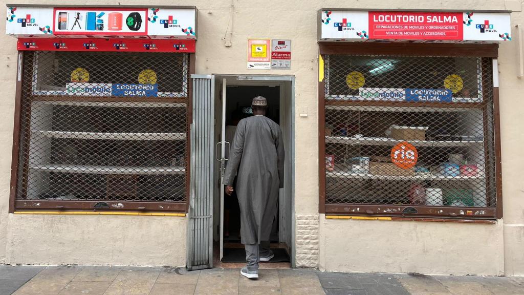 El locutorio está ubicado en plena calle de San Pablo.