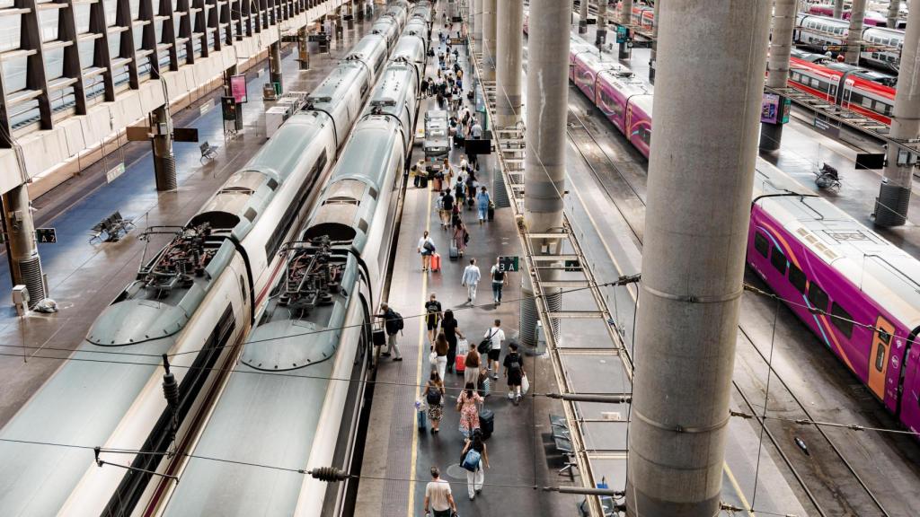 Decenas de personas en la estación de trenes Puerta de Atocha-Almudena Grandes