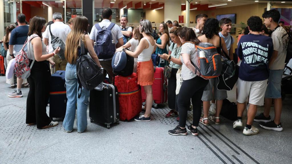 Decenas de personas esperan en la estación de Atocha -Almudena Grandes