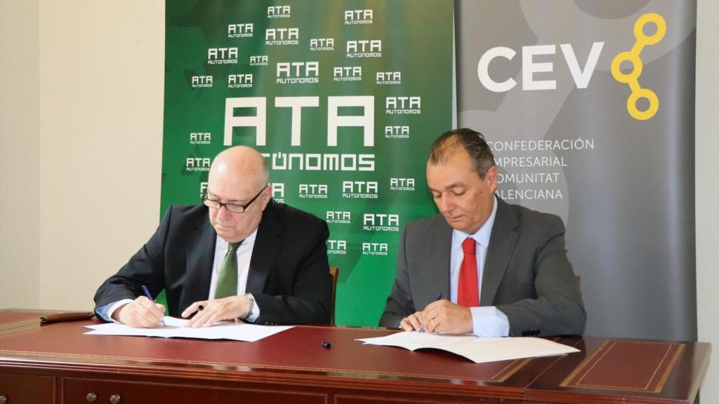 El presidente de los autónomos, Alberto Ara, y el presidente de la CEV, Salvador Navarro. EE