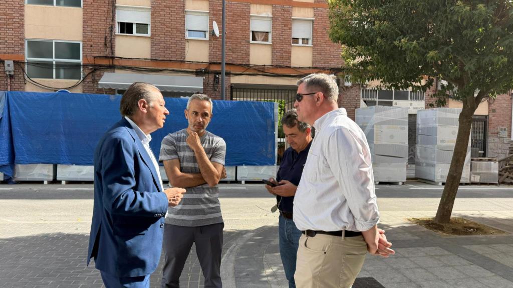 El concejal de Fomento, Fernando Carabias, durante una visita al barrio Garrido