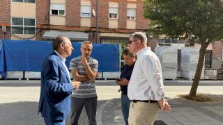 El concejal de Fomento, Fernando Carabias, durante una visita al barrio Garrido