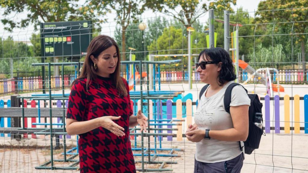 La consejera de Medio Ambiente y Movilidad, Tatiana Gaudes, este miércoles en el nuevo parque infantil de la Junquera.