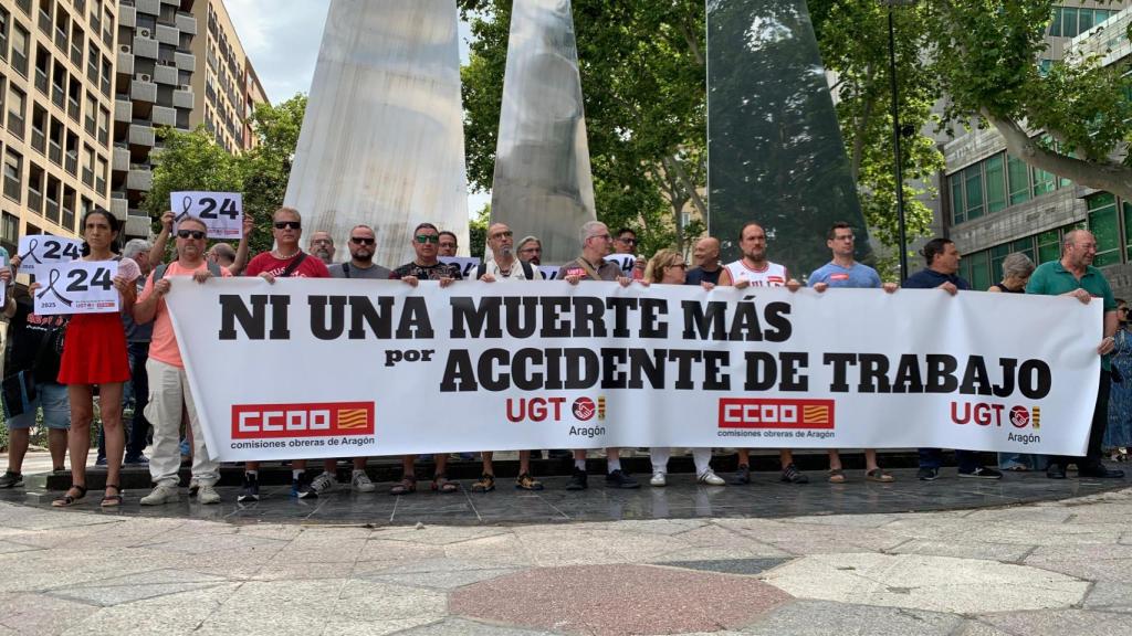 Los sindicatos, durante la concentración de este miércoles en Zaragoza.