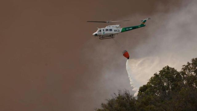Imagen de un helicóptero de INFOCA durante los trabajos de extinción