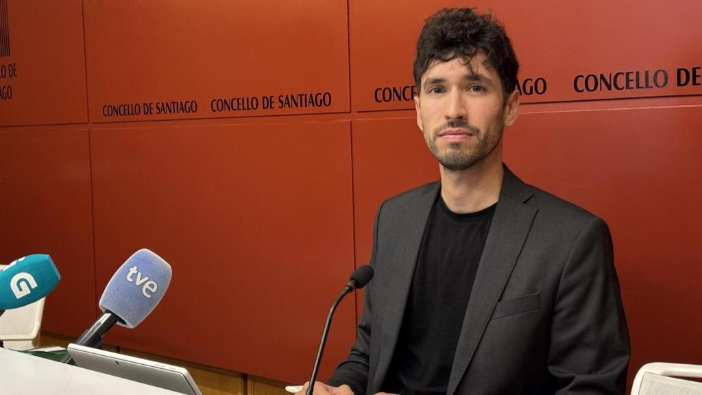 El concejal de Urbanismo del Ayuntamiento de Santiago de Compostela, Iago Lestegás, en rueda de prensa.