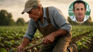 Montaje de un agricultor junto a  Juan Metidieri, presidente de APAG y ASAJA Extremadura.