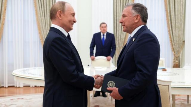 El presidente ruso, Vladímir Putin (izq.), y el enviado especial de EE. UU. para Oriente Medio, Steve Witkoff, se estrechan la mano antes de una reunión en el Kremlin.