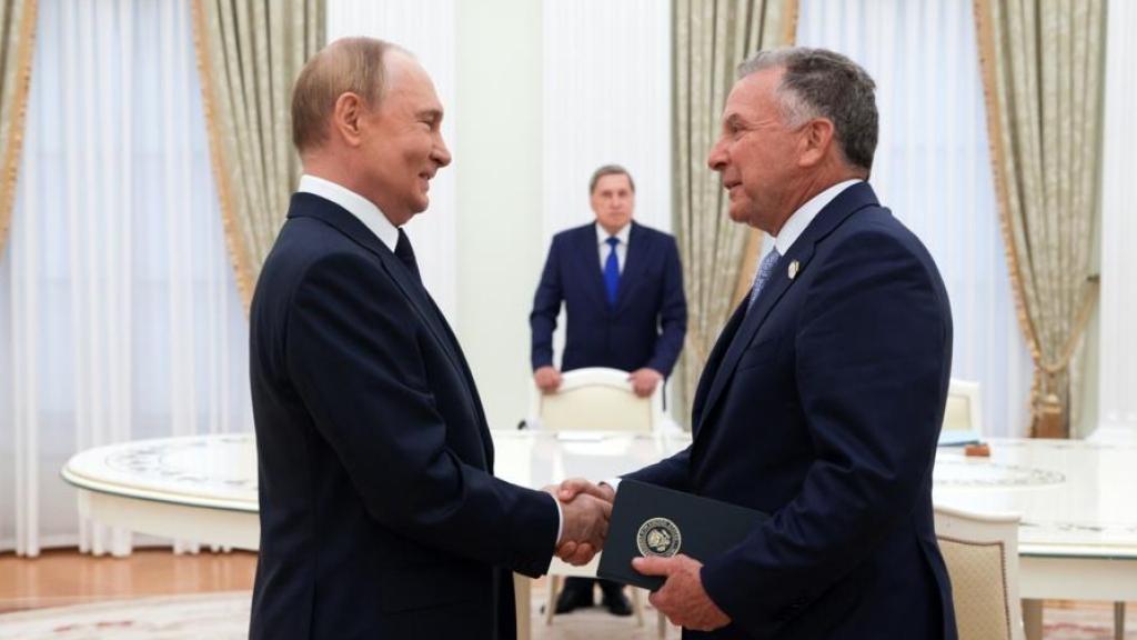 El presidente ruso, Vladímir Putin (izq.), y el enviado especial de EE. UU. para Oriente Medio, Steve Witkoff, se estrechan la mano antes de una reunión en el Kremlin.