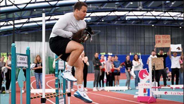 Daniel Alsdorf, de 29 años, mientras participa con su caballo de juguete el día del primer Campeonato Alemán de Caballos de Juguete en Frankfurt, Alemania.
