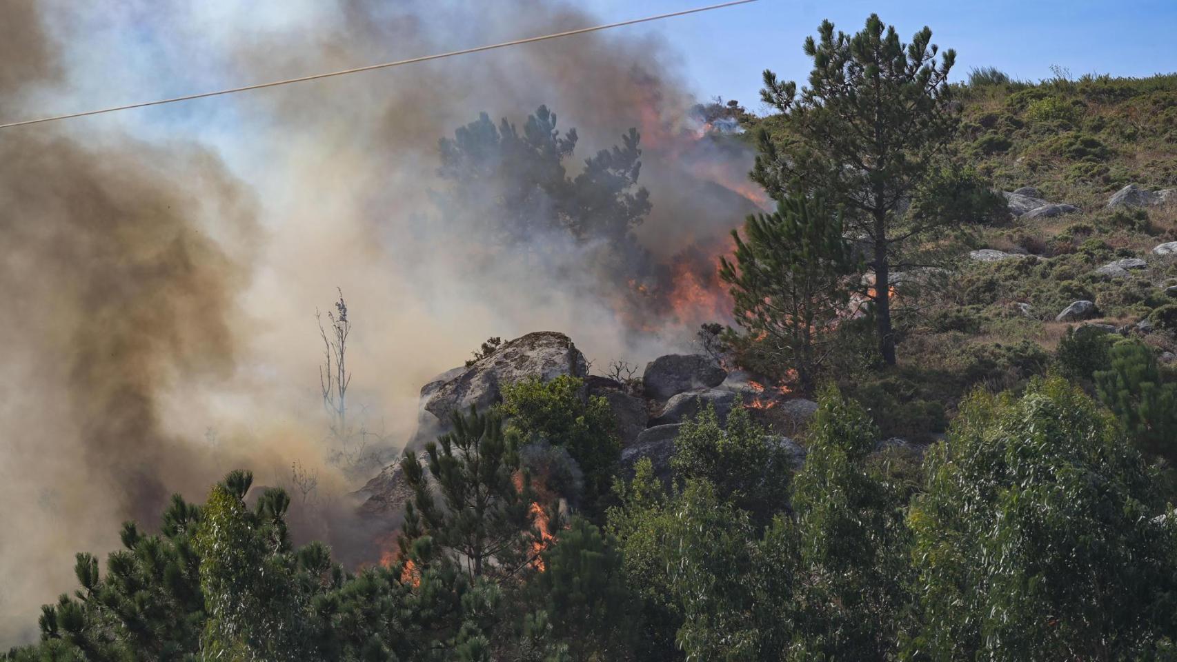 Un incendio forestal en la zona del municipio de Ponteceso (A Coruña).