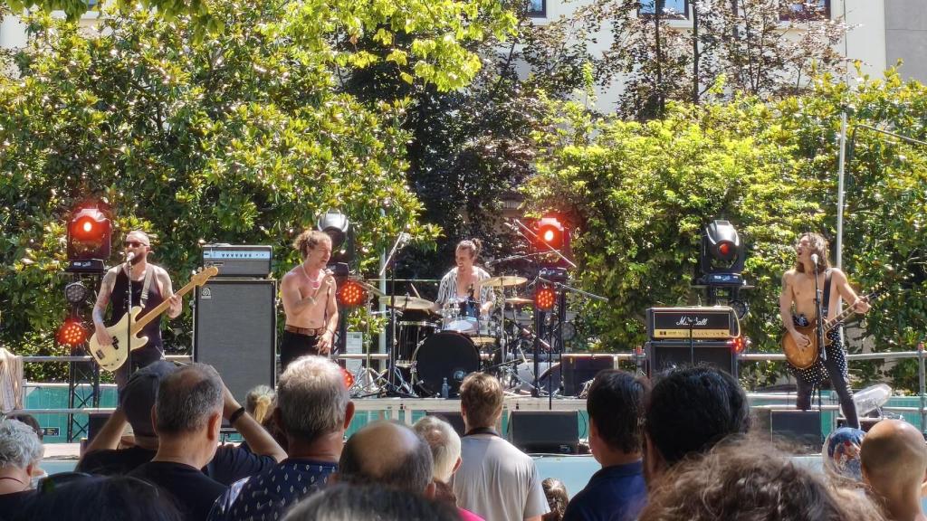 Inicio del Festival Noroeste Estrella Galicia 2025 con la actuación de Los Sex en el Campo da Leña.