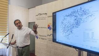 El diputado responsable de Vías y Obras, Benjamín Cerezo, explicando el estado de las obras