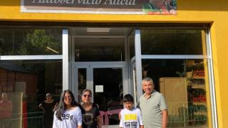 Jeny Quispe junto a su marido y sus hijos a las puertas de su nuevo negocio en un pueblo de León