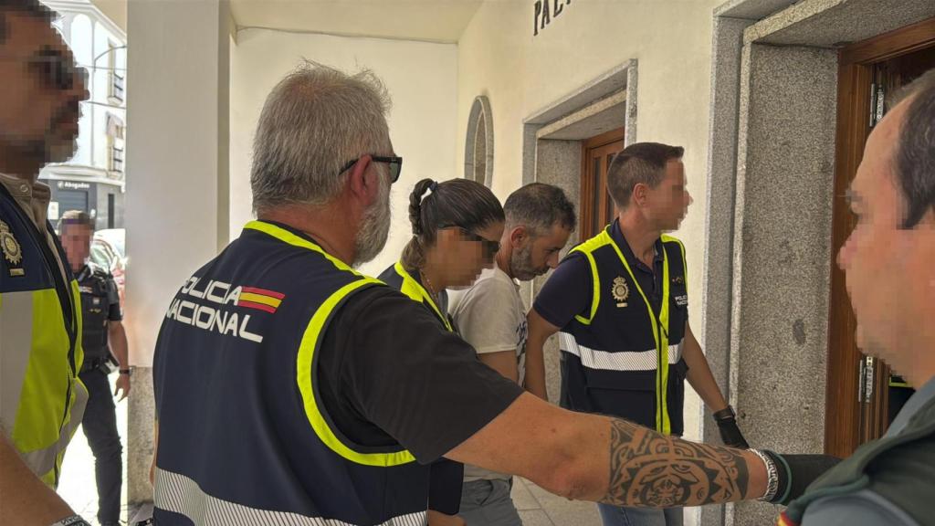 El presunto autor de la muerte Ilham en Don Benito (Badajoz), junto a los agentes de la Policía Nacional.