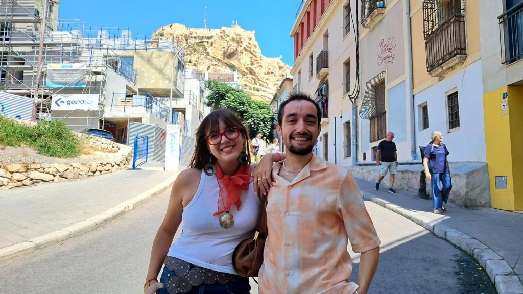 Anabel Mora y Alejandro García, justo delante de las viviendas del Portón, en obras desde 2006.