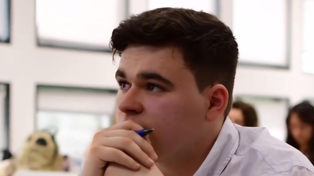 Eduardo Domínguez hizo un manifiesto en defensa del Griego al que respondió Isabel Díaz Ayuso.