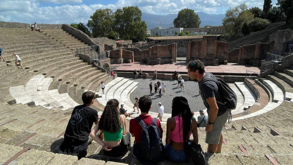 Pablo de Paz y sus estudiantes de viaje con la asignatura de Griego.