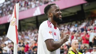 Dodi Lukebakio celebra un gol durante un partido de pretemporada.