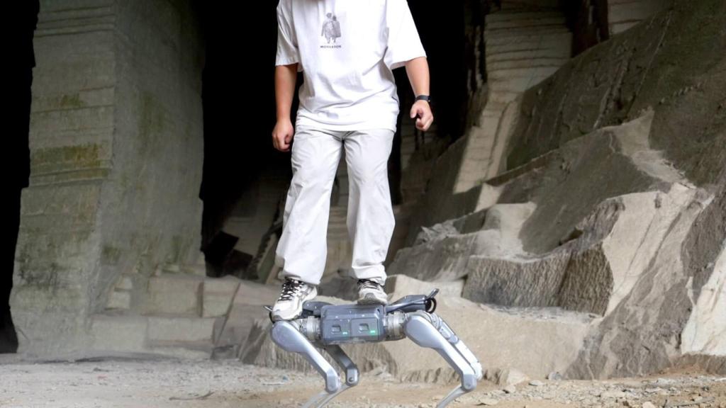 Unitree A2 sosteniendo a una persona.