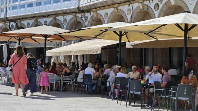 Terrazas en la avenida de la Marina de A Coruña el pasado mes de agosto.