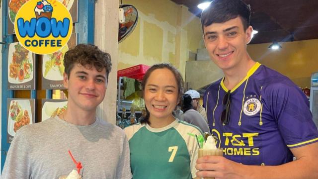Montaje de los jóvenes durante su viaje a Corea y el logo de su nueva empresa.