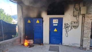 Un incendio en un transformador eléctrico de un edificio de Pontedeume (A Coruña), a 6 de agosto de 2025.