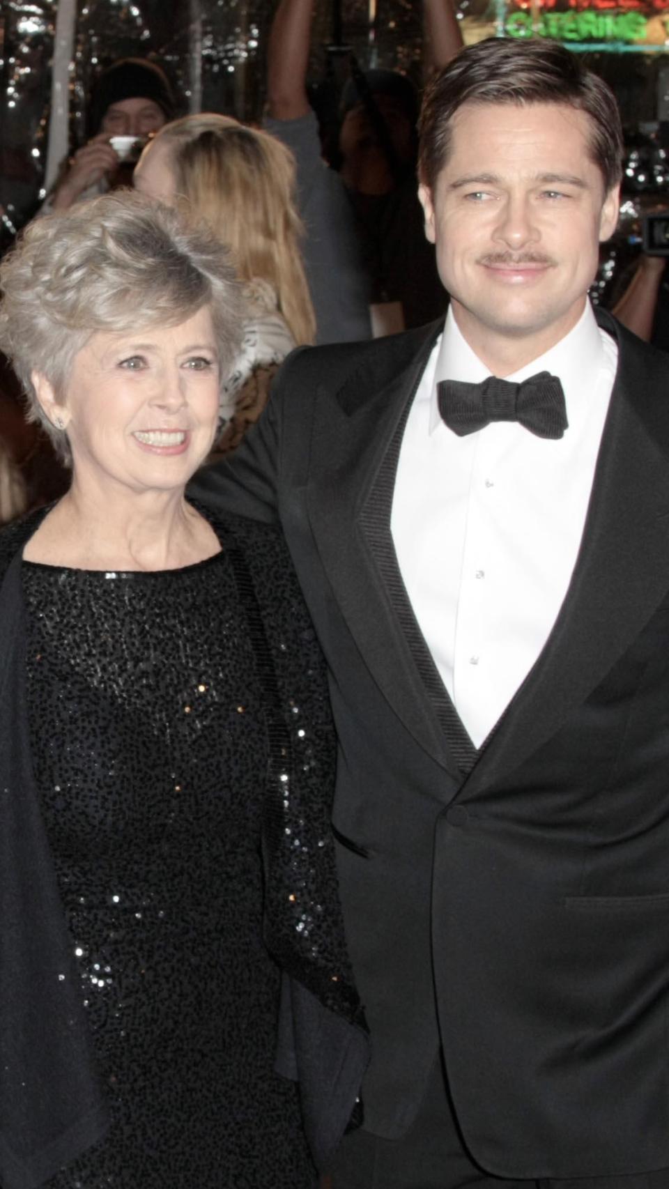 Madre e hijo, en una alfombra roja.