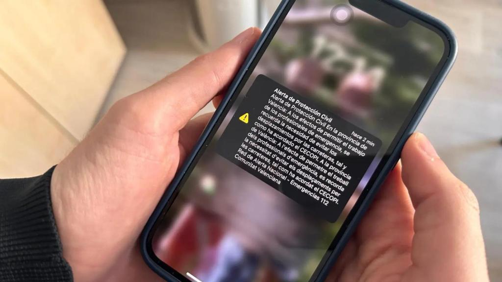 Un movil recibe la alerta.