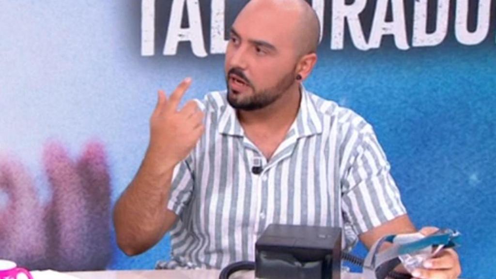 Fidel explicando cómo funciona la máquina.