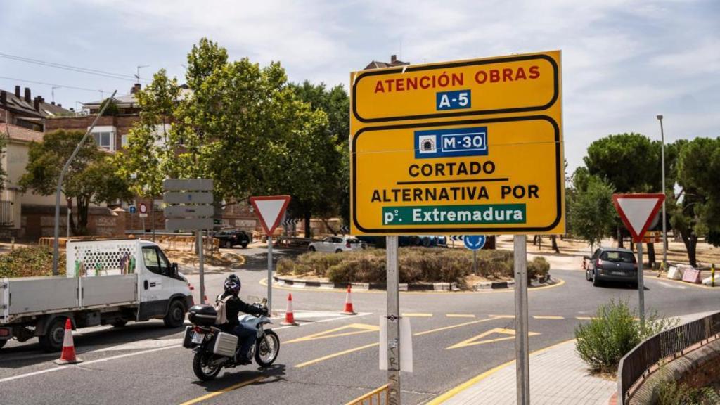 Aviso de un tramo de la A-5 cortado.