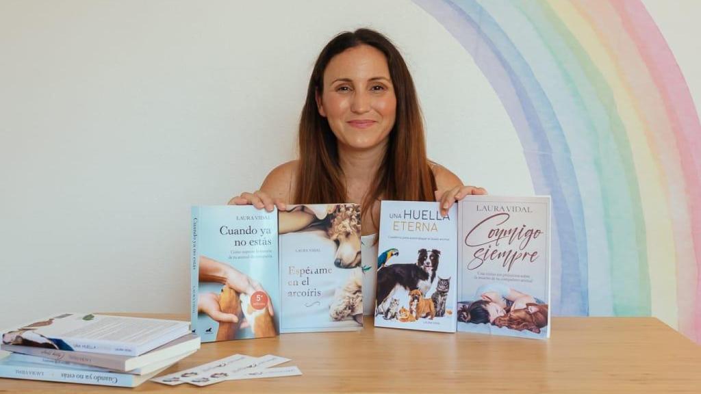 Laura Vidal con cuatro de sus libros publicados.