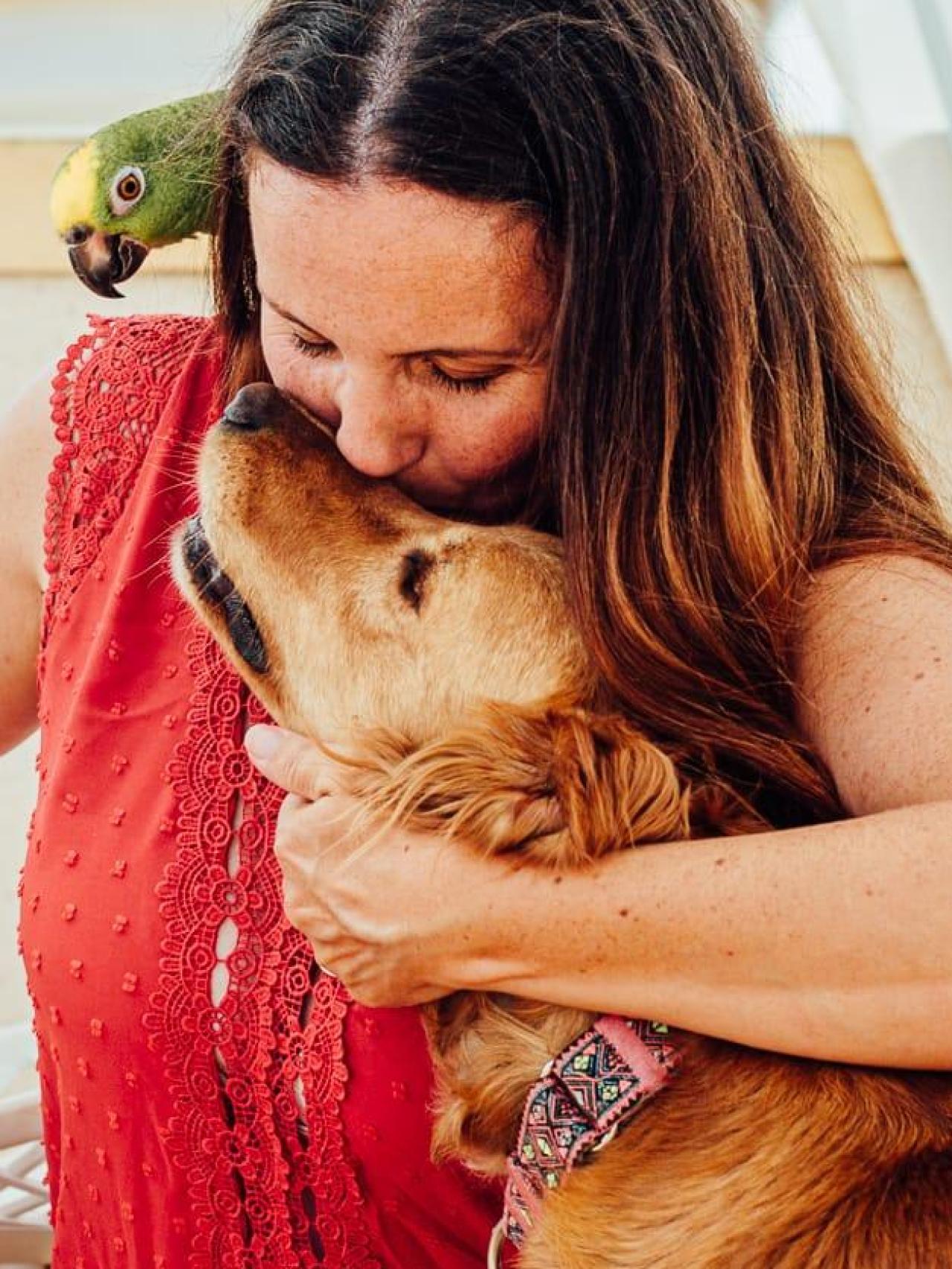 Laura Vidal con un perro y un loro.